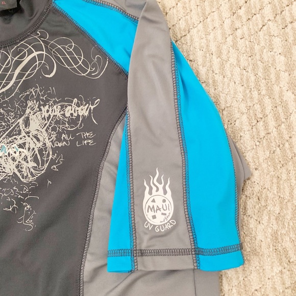 Maui and Sons Rash Guard - Picture 4 of 6
